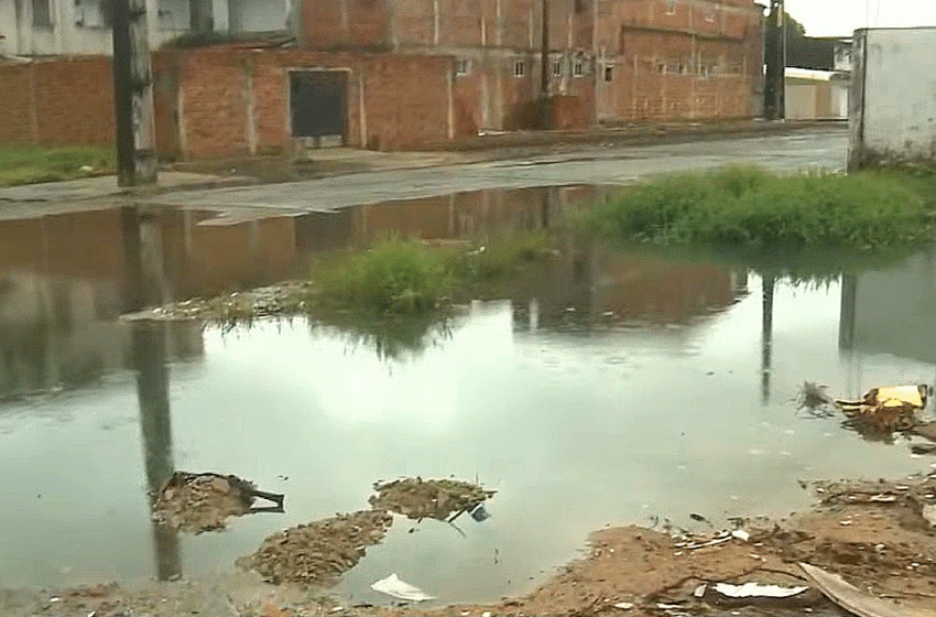 Após chuvas, moradores sofrem com rua alagada no bairro Vila Peri