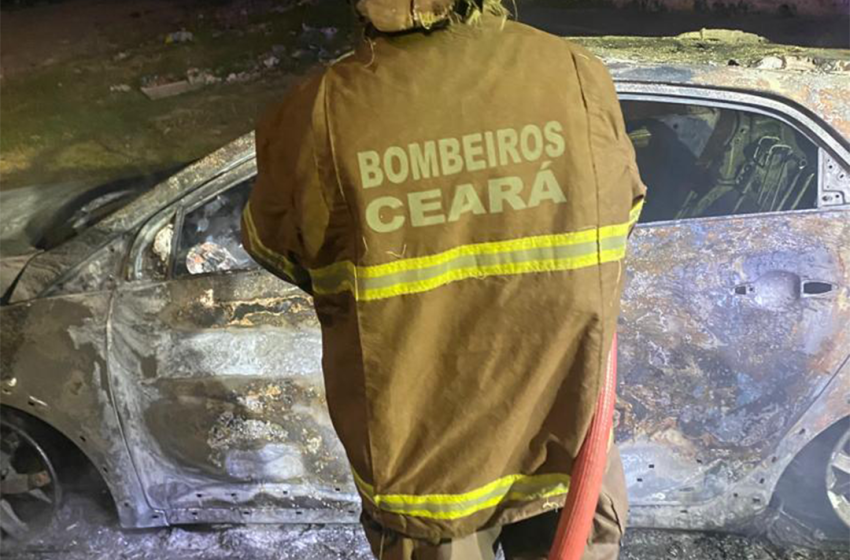 Veículo é destruído após pegar fogo no Parque São José