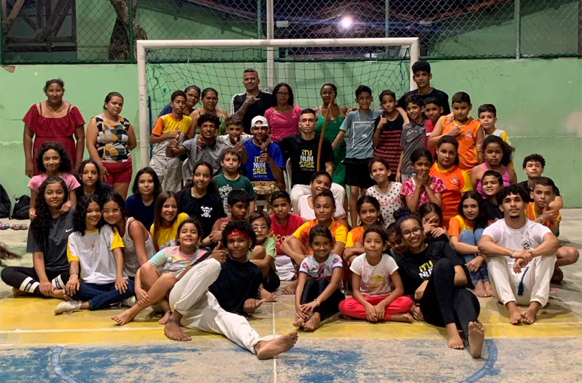 Projeto ‘Balanço da Vida’ leva esporte à juventude do bairro Vila Peri através da capoeira