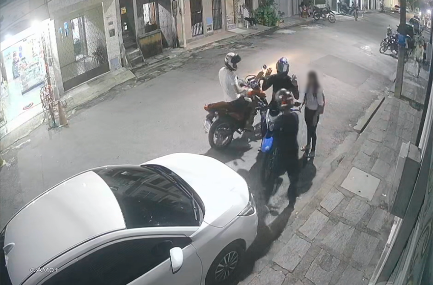 Dupla em motocicleta realiza série de assaltos e deixam moradores apavorados